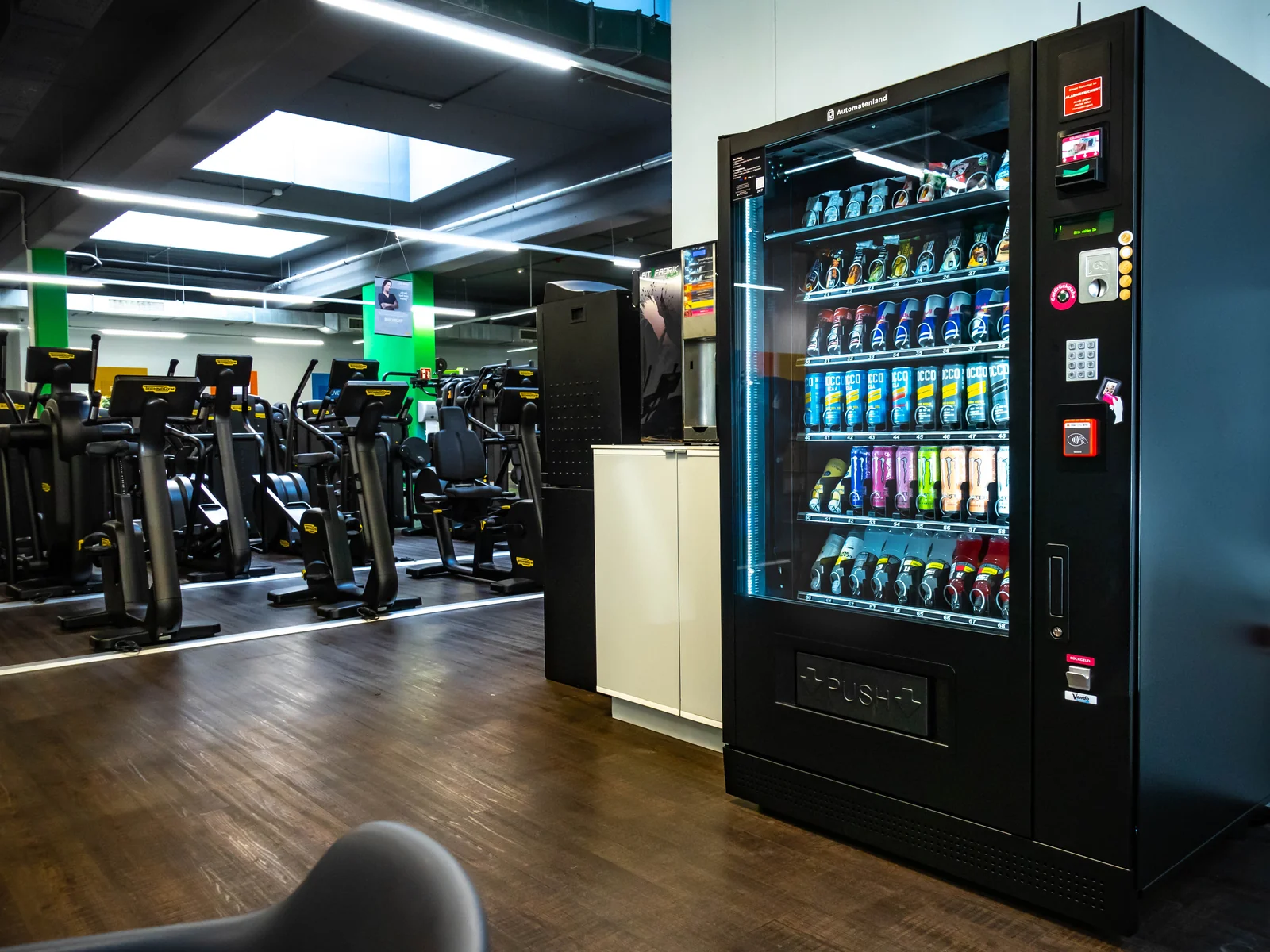 PANTAS Automat im Fitnessstudio, Frontansicht